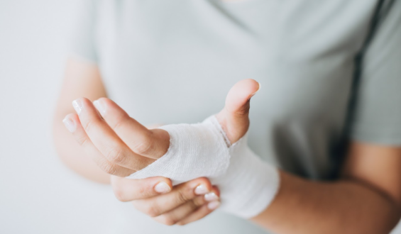 Lesões nas mãos estão no ranking de acidentes domésticos, saiba como prevenir