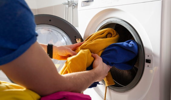 Lavar as roupas com frequência é essencial para prevenir infecções e preservar a saúde