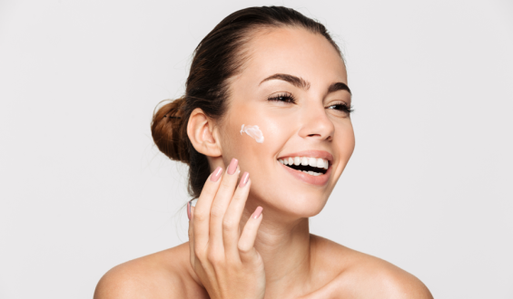 Vitamina C + Niacinamidano Skincare: Conheça o Guia Completo