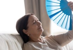 Conheça a solução para os 5 dos sintomas mais comuns na menopausa