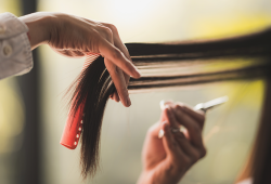 Fato ou Fake: Cortar as pontas do cabelo faz ele crescer mais rápido?