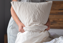 A importância e o cronograma para trocar toalhas e roupas de cama