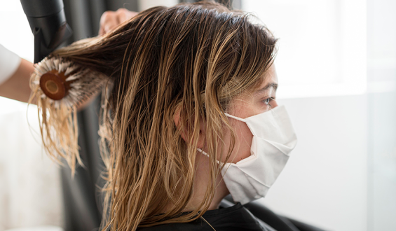 Quer mudar o cabelo? Saiba os riscos da escova progressiva