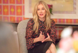 Atriz Christina Applegate revela dores da esclerose múltipla; saiba mais sobre a doença