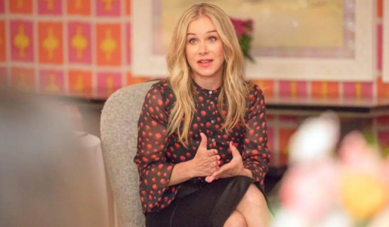 Atriz Christina Applegate revela dores da esclerose múltipla; saiba mais sobre a doença
