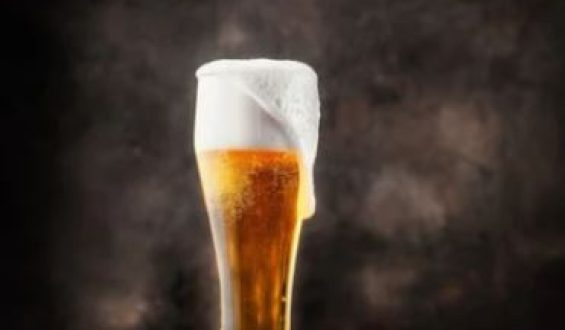 É verdade que cerveja desidrata?