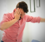 Por que ficamos com tontura ao levantar rápido demais?