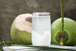 Posso substituir água comum pela água de coco?