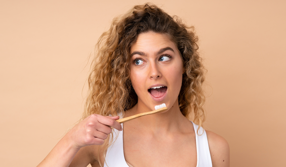 Lavar cabelo com escova de dente?