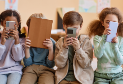 Como o excesso de tela impacta na linguagem e na educação