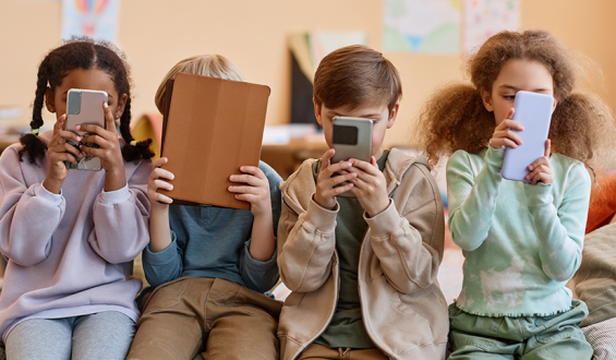 Como o excesso de tela impacta na linguagem e na educação