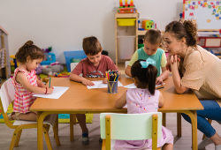 O que é melhor para a criança: babá, creche ou escolinha?