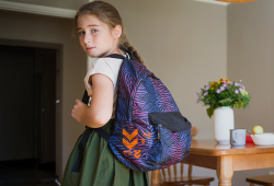 Atenção para o peso da mochila na volta às aulas