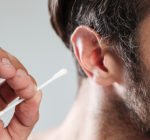 Limpar os ouvidos com cotonetes, por que não?