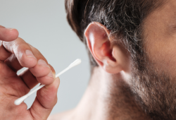 Limpar os ouvidos com cotonetes, por que não?