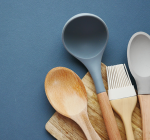 Colher de pau, plástico ou silicone: qual é a melhor escolha na cozinha?
