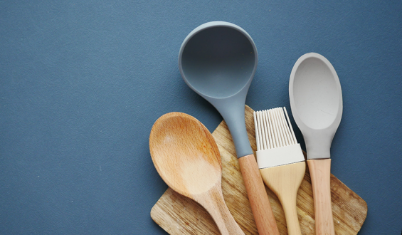 Colher de pau, plástico ou silicone: qual é a melhor escolha na cozinha?