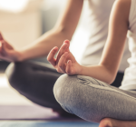 Desmistificando o hot yoga: tudo que você precisa saber sobre a modalidade que virou o ritual de autocuidado mais amado do momento