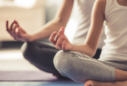 Desmistificando o hot yoga: tudo que você precisa saber sobre a modalidade que virou o ritual de autocuidado mais amado do momento