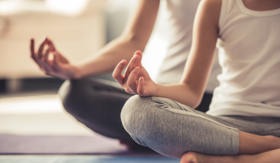Desmistificando o hot yoga: tudo que você precisa saber sobre a modalidade que virou o ritual de autocuidado mais amado do momento