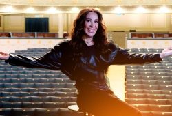 Teatro que transforma: Claudia Raia e a desmistificação da menopausa em sua nova comédia musical