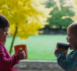 Café para crianças? Especialista alerta: consumo de cafeína pode prejudicar o sono e a saúde infantil