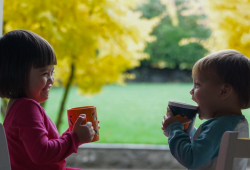 Café para crianças? Especialista alerta: consumo de cafeína pode prejudicar o sono e a saúde infantil