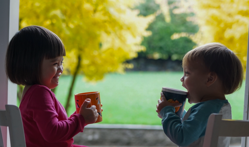Café para crianças? Especialista alerta: consumo de cafeína pode prejudicar o sono e a saúde infantil