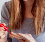 Infecção após fazer as unhas leva mulher a 5 cirurgias e quase 70  sessões de fisioterapia