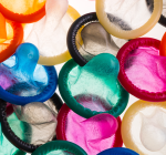 Prazer e prevenção: o SUS agora distribui camisinhas texturizadas e finas
