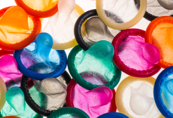 Prazer e prevenção: o SUS agora distribui camisinhas texturizadas e finas