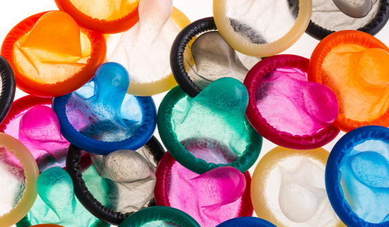Prazer e prevenção: o SUS agora distribui camisinhas texturizadas e finas