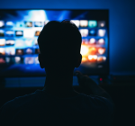 Dicas e cuidados para evitar o envelhecimento precoce gerado pela luz  ​de celulares, computadores e TVs​​ ​