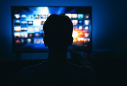 Dicas e cuidados para evitar o envelhecimento precoce gerado pela luz  ​de celulares, computadores e TVs​​ ​