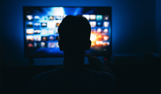 Dicas e cuidados para evitar o envelhecimento precoce gerado pela luz  ​de celulares, computadores e TVs​​ ​