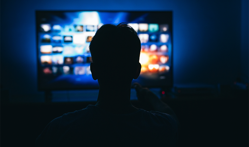 Dicas e cuidados para evitar o envelhecimento precoce gerado pela luz  ​de celulares, computadores e TVs​​ ​