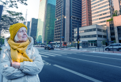 Frio fora de época em São Paulo acende alerta para cuidados com a população idosa