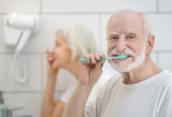 Os cuidados com a saúde bucal na terceira idade
