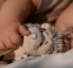 Quais posições de dormir representam risco para os bebês?