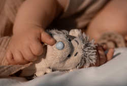 Quais posições de dormir representam risco para os bebês?
