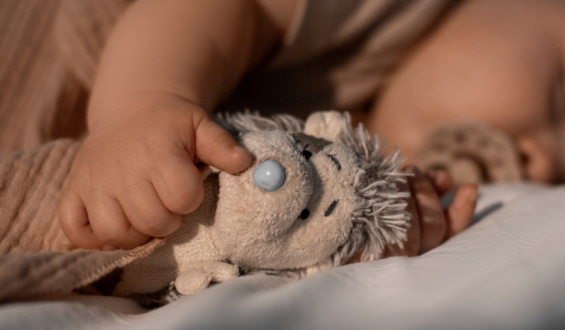 Quais posições de dormir representam risco para os bebês?
