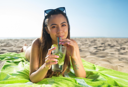 Calor, álcool e açúcar: o trio que sabota a saúde íntima feminina no verão