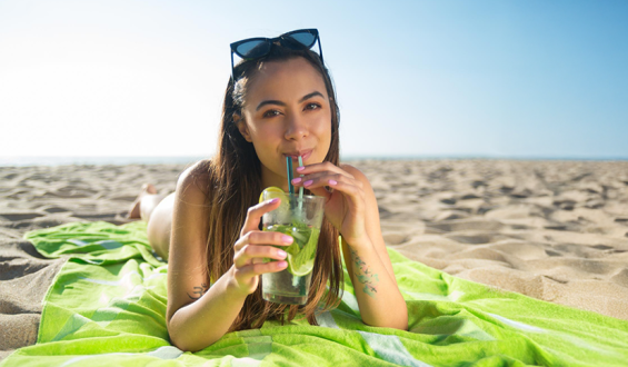 Calor, álcool e açúcar: o trio que sabota a saúde íntima feminina no verão