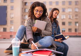 Medtronic lança programa global Spark de bolsas de estudo para formação de jovens em tecnologia da saúde