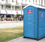 Banheiro químico no Carnaval faz mal? Veja cuidados para usar com segurança