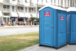 Banheiro químico no Carnaval faz mal? Veja cuidados para usar com segurança