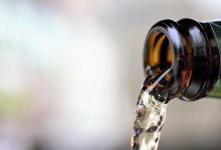 Bebidas adulteradas no Carnaval: Riscos à saúde vão além da embriaguez