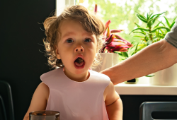 Você sabe como agir em caso de engasgo infantil?