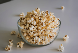 Pipoca tira fome? Entenda como esse alimento pode ajudar na saciedade