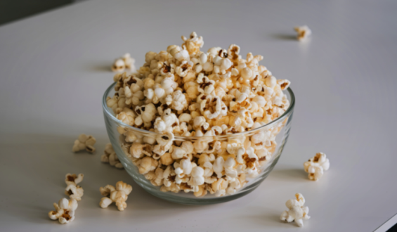 Pipoca tira fome? Entenda como esse alimento pode ajudar na saciedade